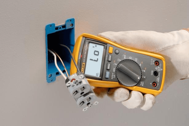 Digital multimeter til elektrikere med berøringsfri spændingsdetektor Fluke 117 med reference 2583647 fra mærket FLUKE